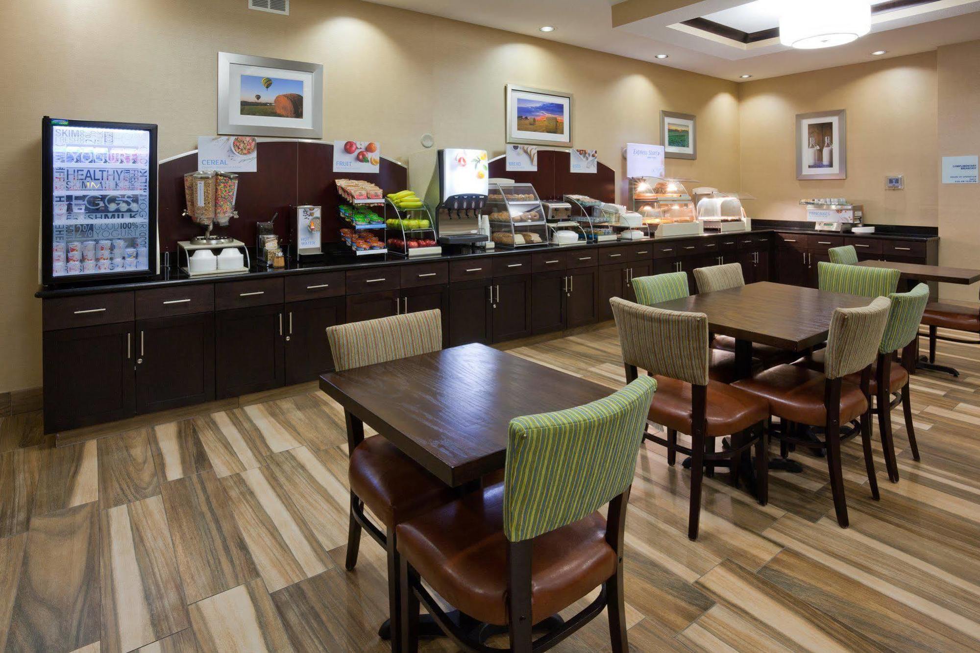 Holiday Inn Express & Suites Fort Dodge By Ihg Exteriör bild